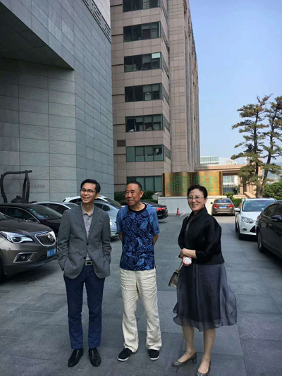 何家英夫妇参观青岛金石馆