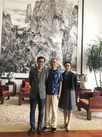 何家英夫妇参观青岛金石馆