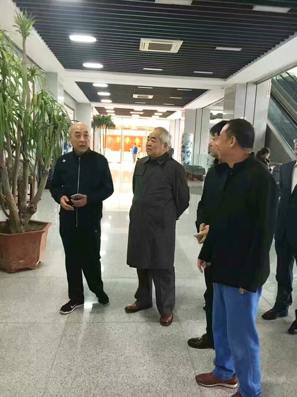 范增先生一行参观金石馆和刘子尧艺术馆