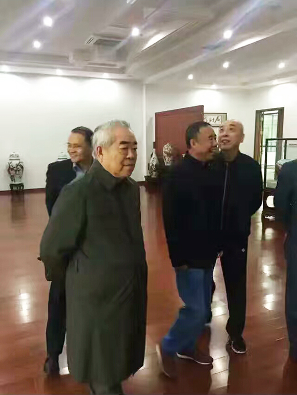 范增先生一行参观金石馆和刘子尧艺术馆