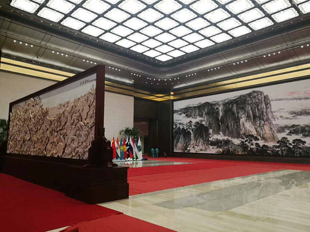刘子尧应邀为上合青岛峰会创作巨幅山水《国泰民安》