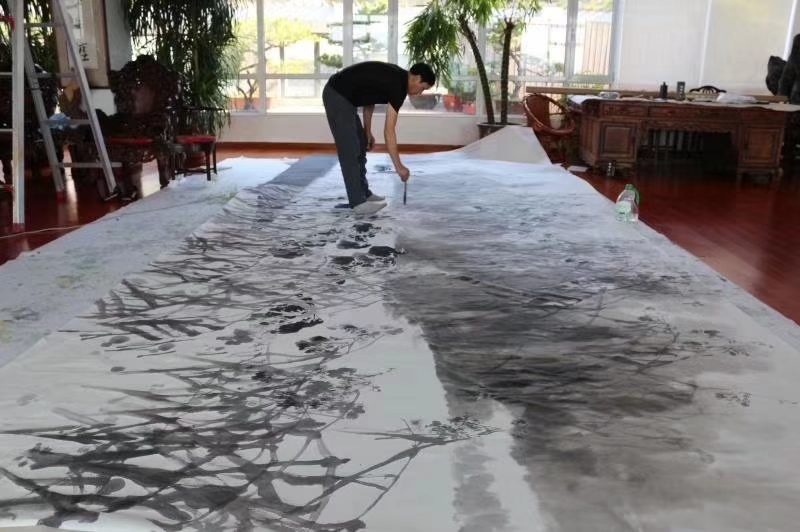 中国美术馆馆长吴为山参观刘子尧国画创作现场